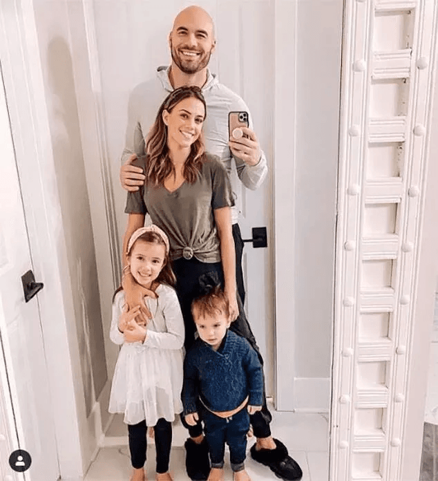 Jana Kramer, Mike Caussin e os filhos (Foto: Reprodução) Jana Kramer, Mike Caussin e os filhos (Foto: Reprodução)