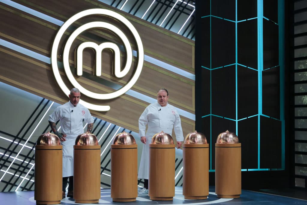 Henrique Fogaça e Erick Jacquin viram adversários em prova de serviço no próximo episódio do “MasterChef Profissionais”