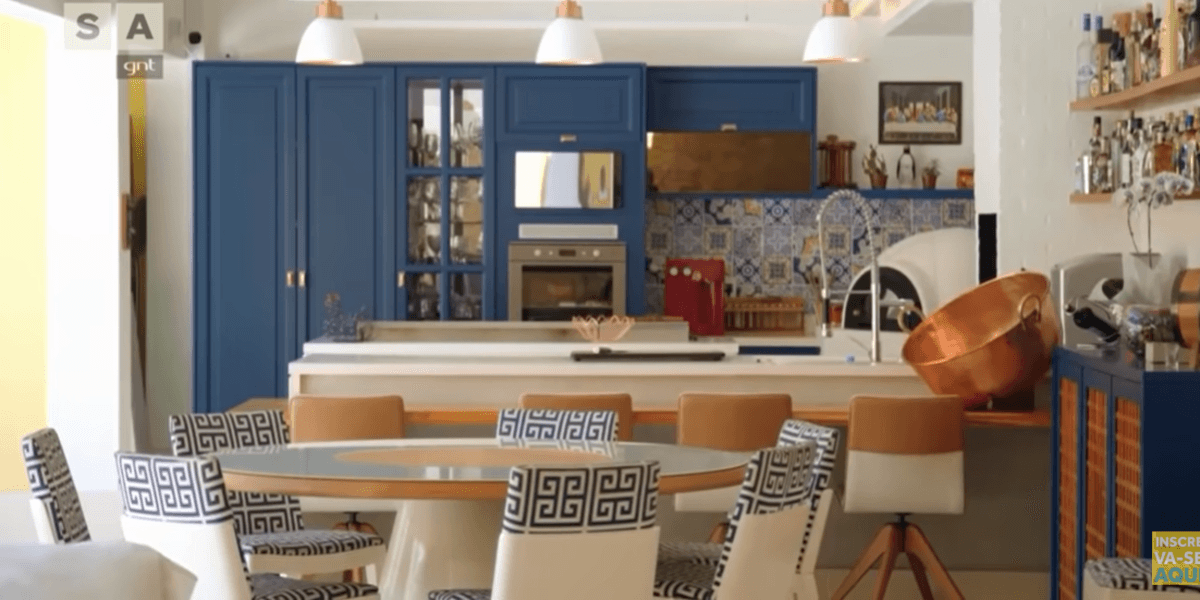 Sua cozinha conta com um tom de azul maravilhoso que casa bem com os demais itens (Foto Reprodução/Youtube) Sua cozinha conta com um tom de azul maravilhoso que casa bem com os demais itens (Foto Reprodução/Youtube)