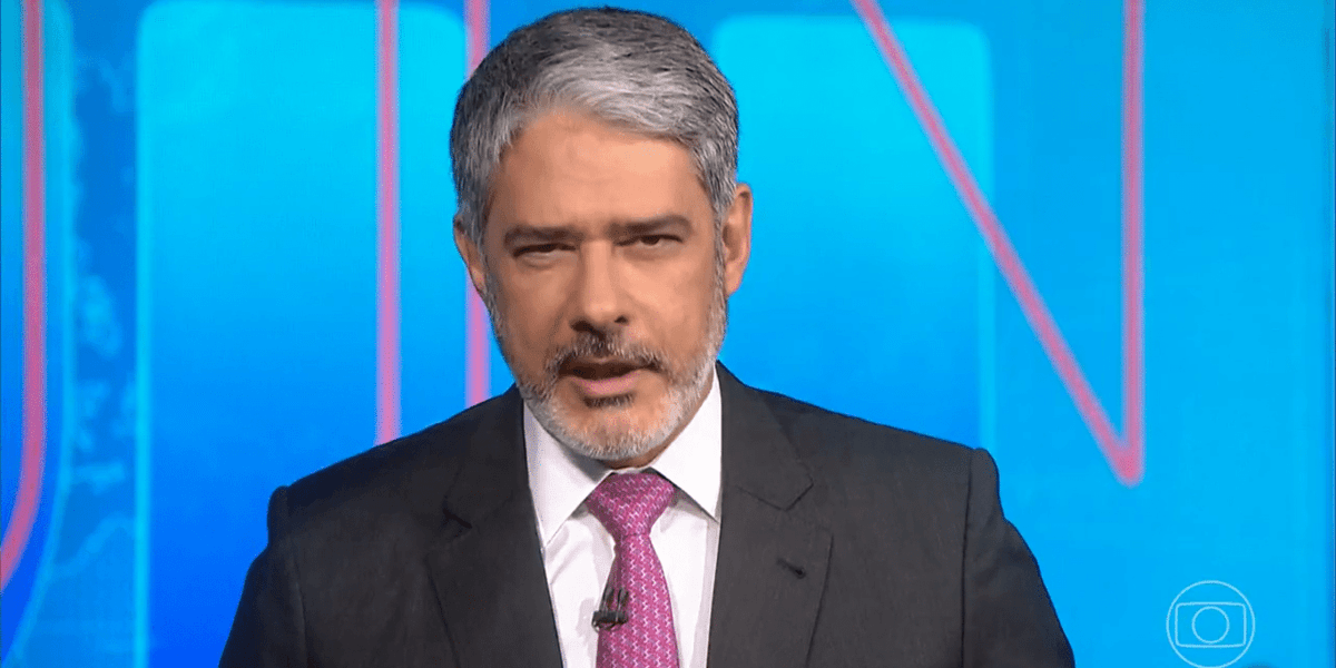 William Bonner precisou interromper o Jornal Nacional para dar um alerta aos telespectadores (Foto Reprodução/Globo) William Bonner precisou interromper o Jornal Nacional para dar um alerta aos telespectadores (Foto Reprodução/Globo)