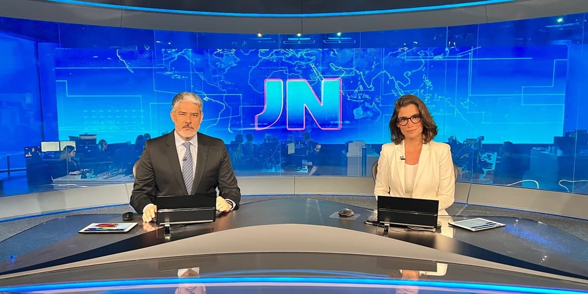 Visivelmente incomodados com a notícia, William Bonner e Renata Vasconcellos anunciam no Jornal Nacional prisão de estrela idosa da Globo - Reprodução