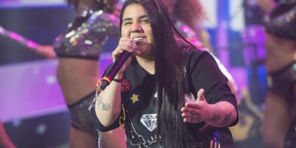 Discreta, Yasmin Santos assume namoro com mulher famosa e se declara na banheira: "Meu melhor"