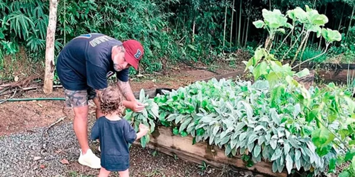 Bruno Gagliasso e o pequeno Zyan na horta do rancho (Foto Reprodução/Internet)