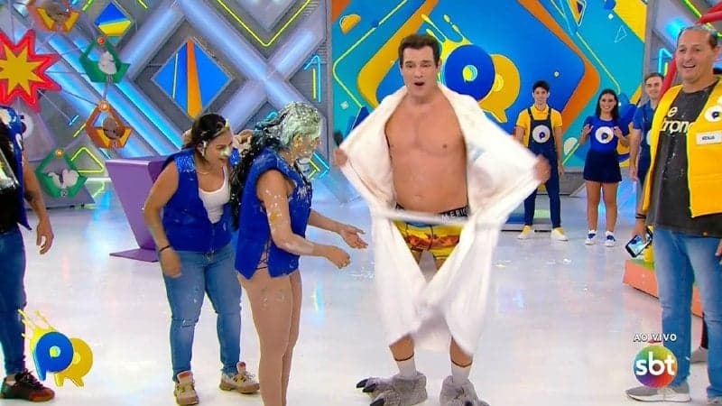Celso Portiolli ficou de sunga no Domingo Legal para cumprir promessa que fez para Simone e Simaria (Foto: Reprodução)