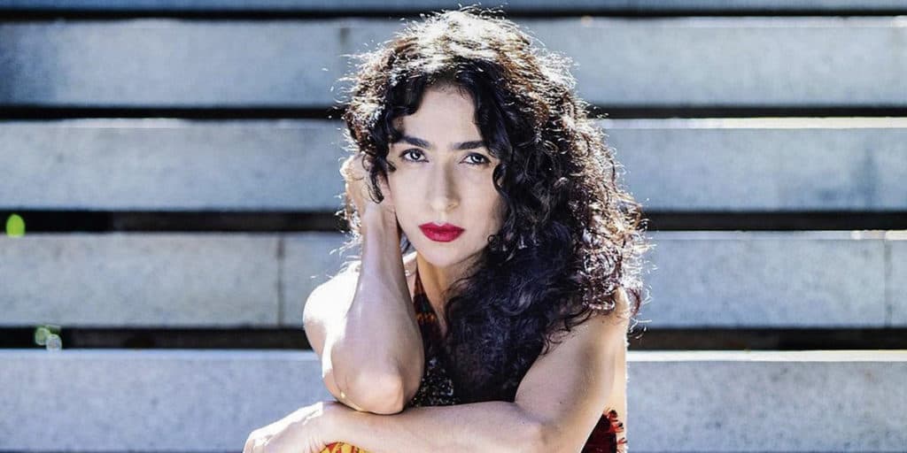 Marisa Monte, sumida da mídia há um bom tempo, tem flagra raro público com a filha e surge irreconhecível