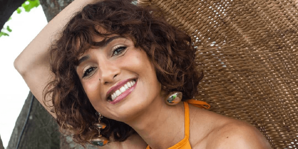 Recatadíssima, Camila Pitanga surgiu publicamente aos beijos com grande amor em aeroporto e surpreendeu