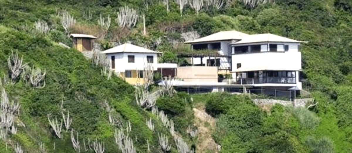 Vista de cima da propriedade de Ana Maria Braga, em meio a montanhas e muito verde em volta (Foto Reprodução/Youtube)