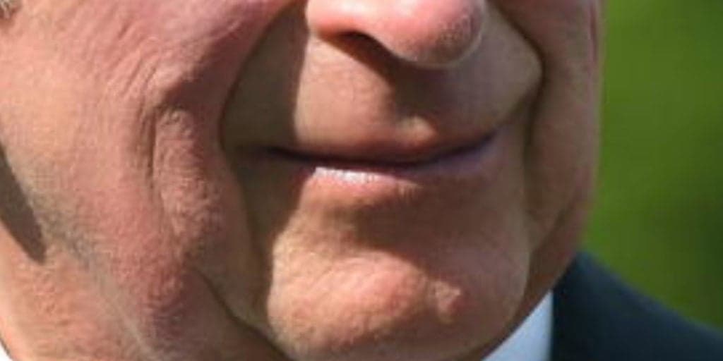 Aos 73 anos, famoso revela sobre sexualidade gay e assume o que aconteceu com a esposa na cama