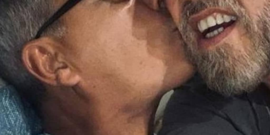 Galã da Globo mostra ao Brasil que é gay e se declara para marido que ninguém imaginava: "18 anos"