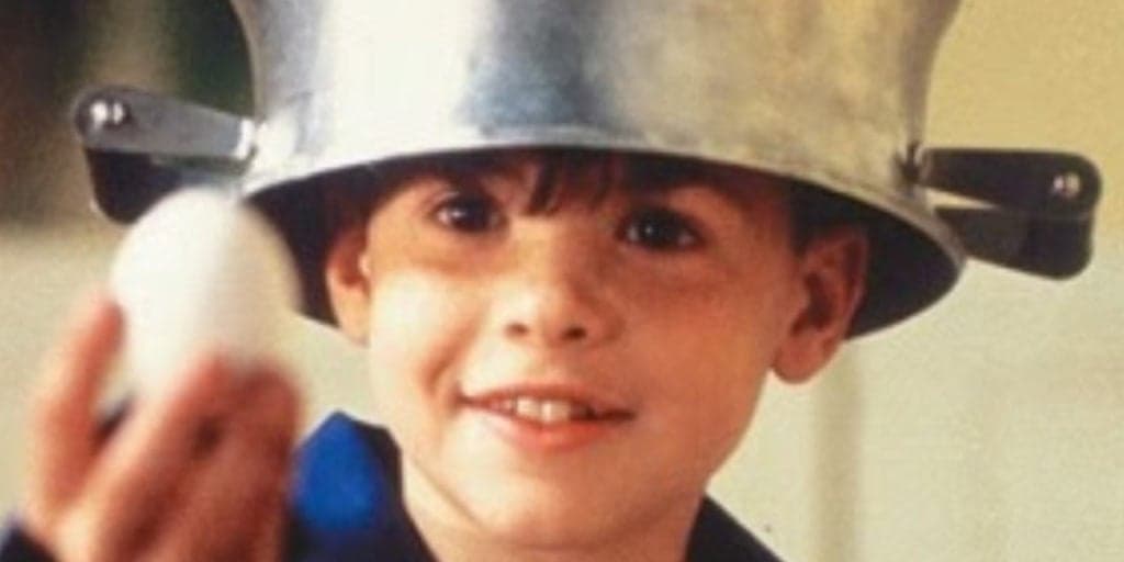 Lembra dele? Ator mirim que fez o 'Menino Maluquinho', largou a carreira e se tornou um homão irreconhecível