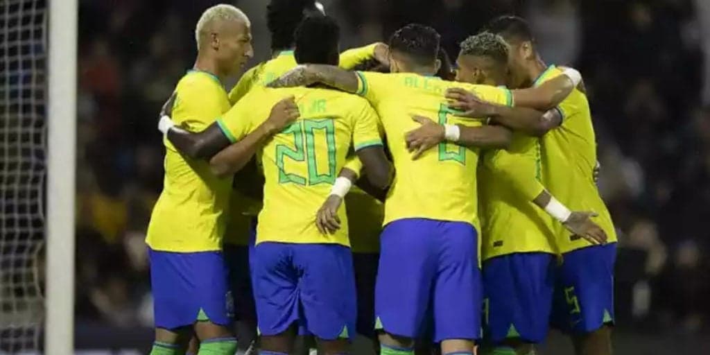 Craque da seleção brasileira, casado e com filhos, viveu relação gay com famoso do SBT e foi exposto