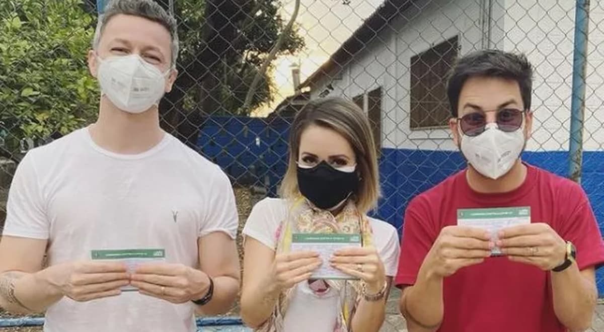 Lucas Lima, Sandy e Junior, foram contra Bolsonaro; Eles mostraram o comprovante de vacinação contra o coronavírus 