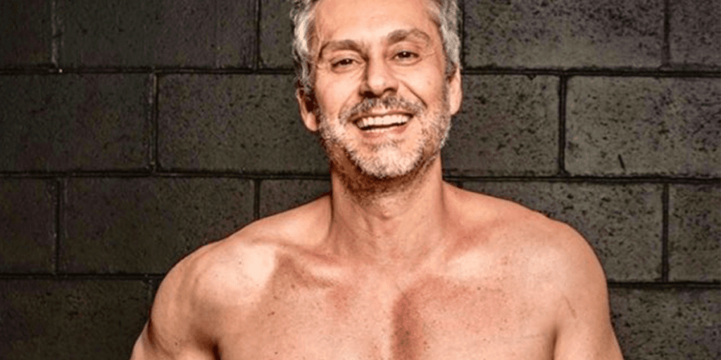 Alexandre Nero causa alvoroço com foto sem roupa mostrando corpão e atiça: "Hoje eu vou"