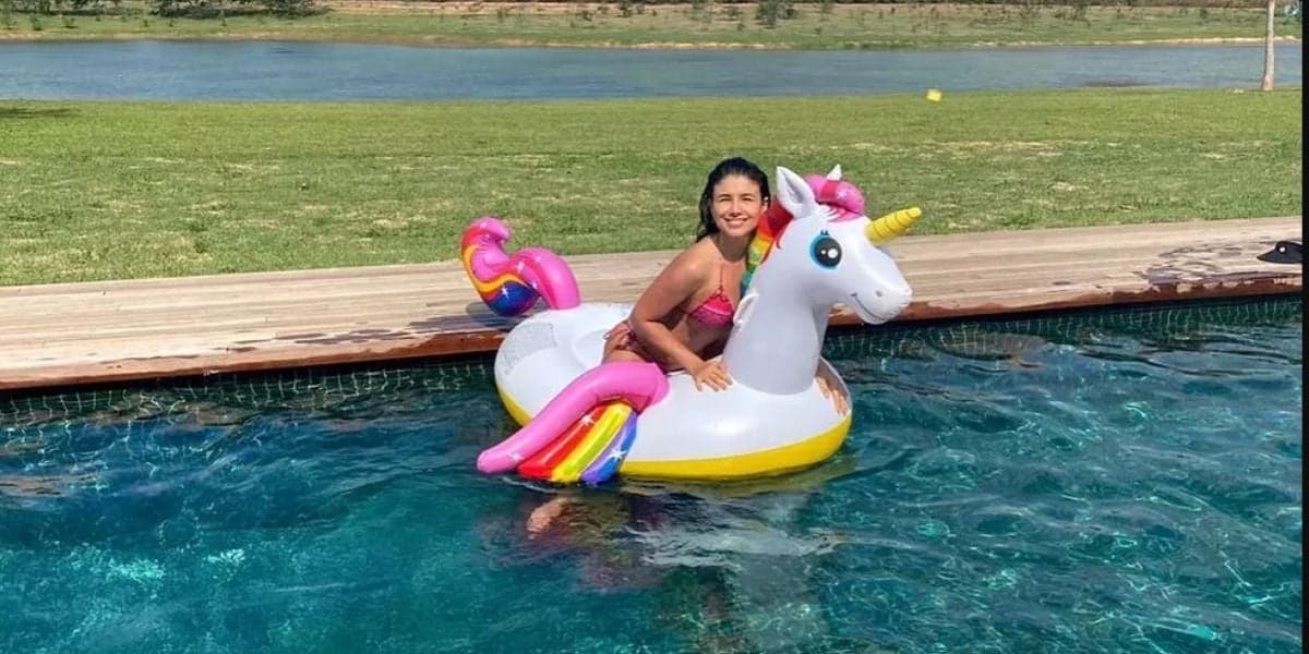Paula Fernandes curtindo piscina de sua fazenda