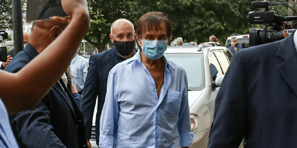 Roberto Carlos surge abalado no velório de Erasmo Carlos e dá último adeus ao amigo