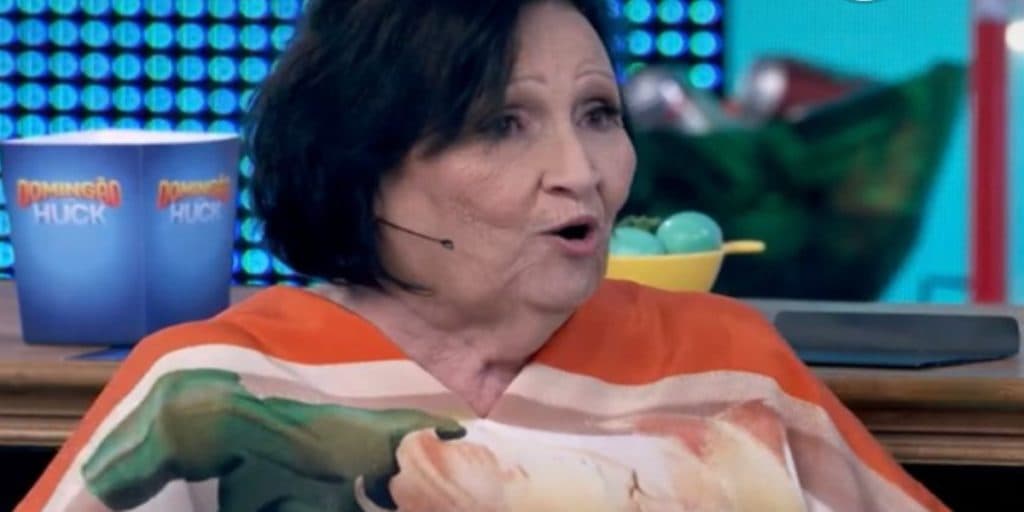 Dona Dea dá patada em mulher da plateia que reclama de falta de comida: “Não vou deixar falar mal do meu chefe”