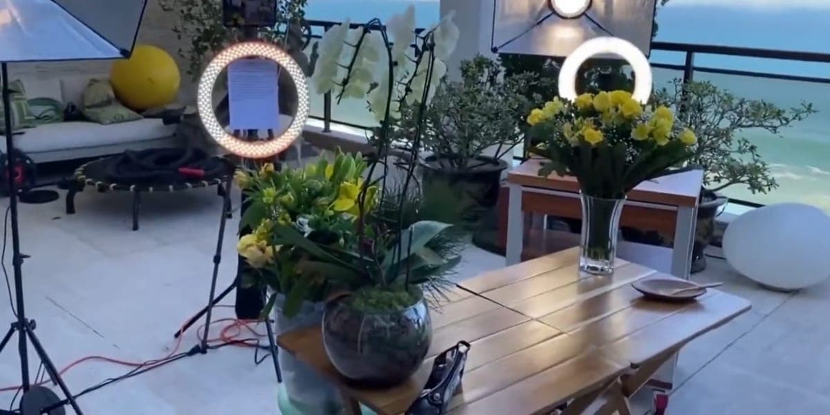 Decoração escolhida por Ana Furtado para fazer sua gravações dentro de casa (Reprodução: Youtube)