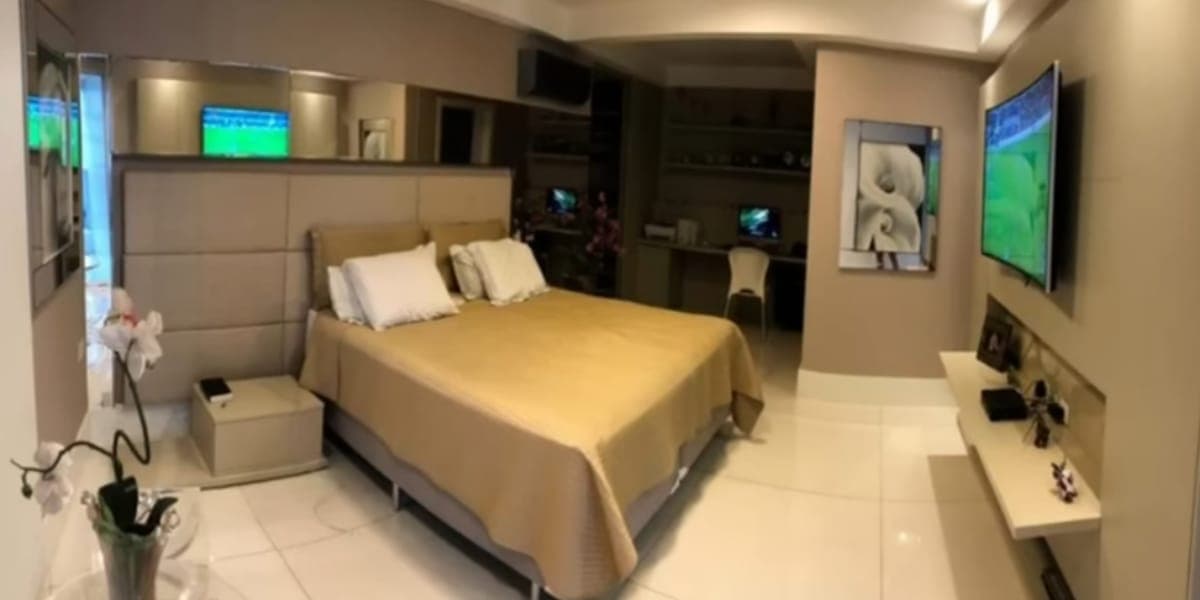 Outro ângulo do quarto principal da casa (Reprodução: Youtube)