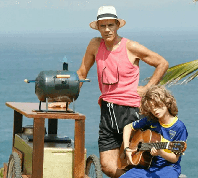 O conhecido ex-ator na praia do Rio de Janeiro (Foto: Reprodução)