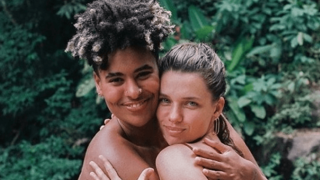 Bruna Linzmeyer e a namorada (Foto: Divulgação)