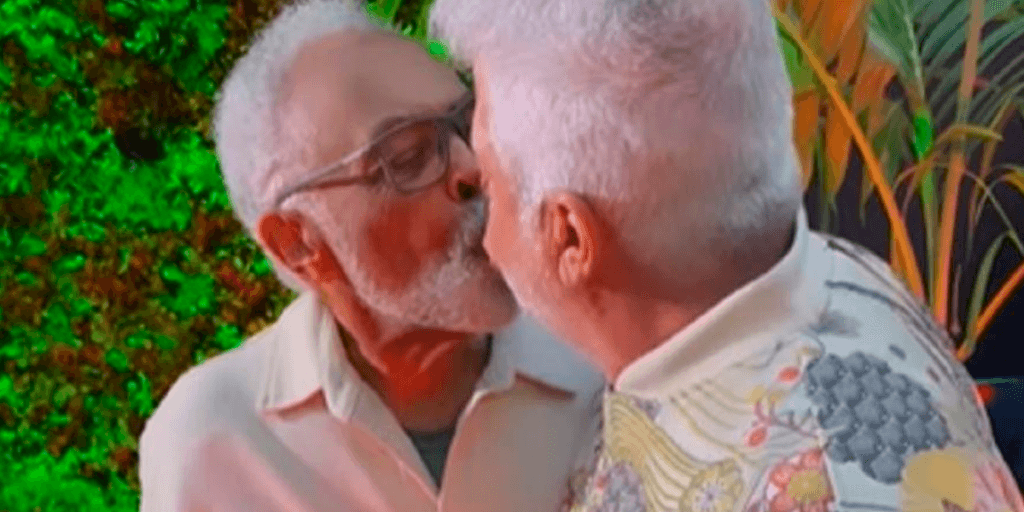 Gilberto Gil e Lulu Santos tem encontro em evento e se beijam na boca em vídeo: "Outro nível"