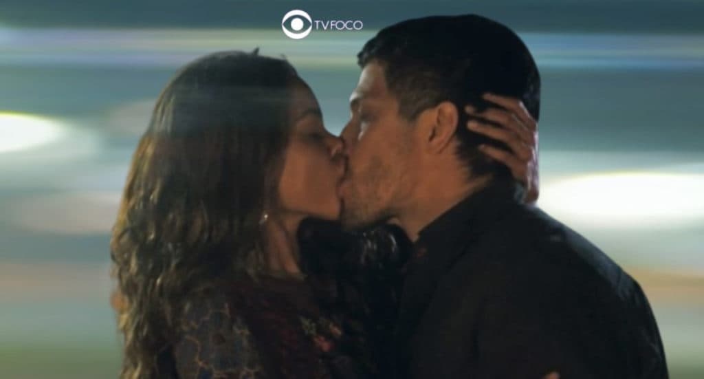 Travessia - Agora vai! Sem preliminares, Brisa vira furacão sexual em sua primeira vez com Oto