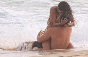 Travessia - Para salvar a novela do fiasco, Globo apela e faz Brisa (Lucy Alves) lamber Oto (Romulo Estrela) na praia (Foto: Delson Silva / AgNews) Travessia - Para salvar a novela do fiasco, Globo apela e faz Brisa (Lucy Alves) lamber Oto (Romulo Estrela) na praia (Foto: Delson Silva / AgNews)