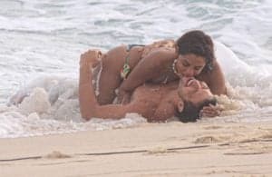 Romulo Estrela e Lucy Alves gravam beijo de Oto e Brisa em Travessia em praia carioca (Foto: Delson Silva / AgNews) Romulo Estrela e Lucy Alves gravam beijo de Oto e Brisa em Travessia em praia carioca (Foto: Delson Silva / AgNews)