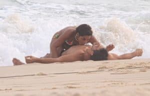 Globo apela e faz Brisa (Lucy Alves) lamber Oto (Romulo Estrela) na praia (Foto: Delson Silva / AgNews) Globo apela e faz Brisa (Lucy Alves) lamber Oto (Romulo Estrela) na praia (Foto: Delson Silva / AgNews)