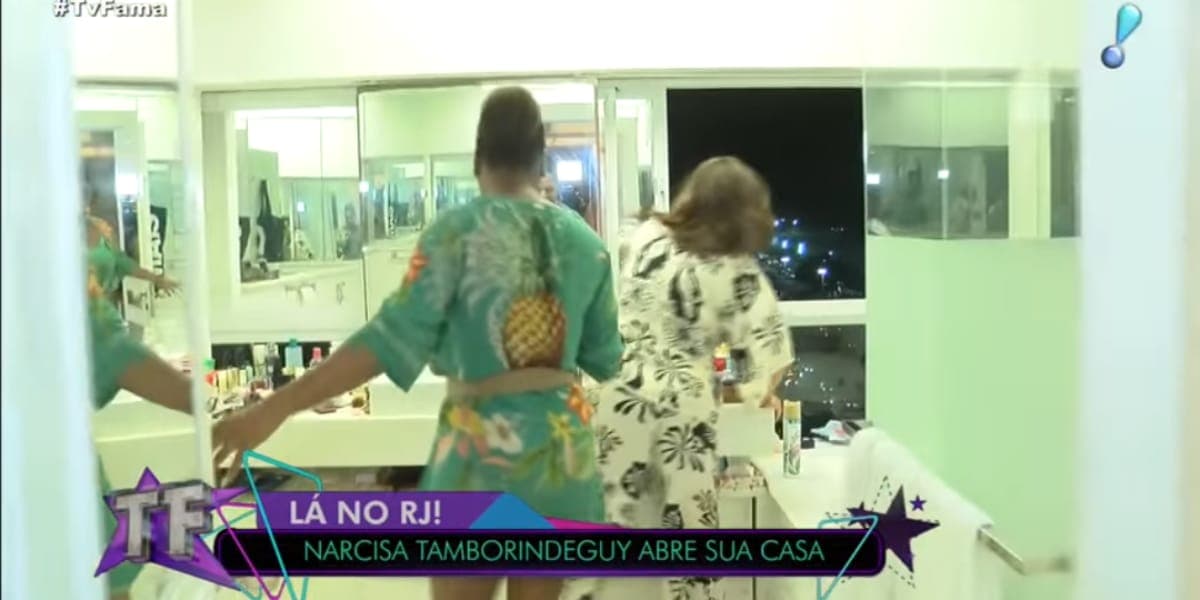 Banheiro enorme da casa de Narcisa Tamborindeguy (Reprodução: RedeTV!)