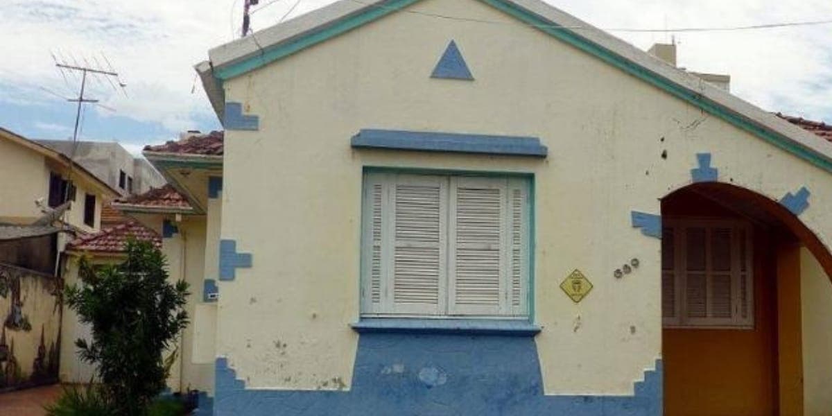 Faixada da casa térrea onde Xuxa nasceu e passou sua infância (Reprodução: Montagem TV Foco)