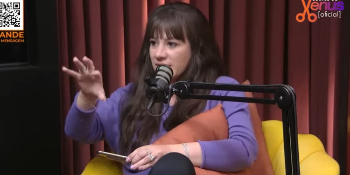 A apresentadora revelou que Sandy sempre se arruma para sair de casa (Reprodução: Youtube) A apresentadora revelou que Sandy sempre se arruma para sair de casa (Reprodução: Youtube)