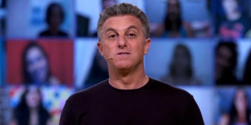 Ao vivo no Domingão, apresentador relata para Huck luta do câncer em casa: “Era muito perigoso, agora tá perigoso”
