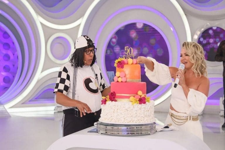 Eliana durante surpresa de aniversário que recebeu da produção de seu programa – Foto: Divulgação Rogerio Pallatta/SBT Eliana durante surpresa de aniversário que recebeu da produção de seu programa – Foto: Divulgação Rogerio Pallatta/SBT