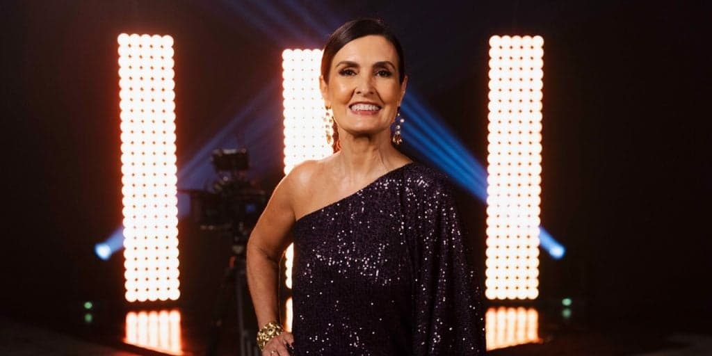 Fátima Bernardes surge como muitos nunca viram em bastidores da Globo e assume: "Perco o fôlego"