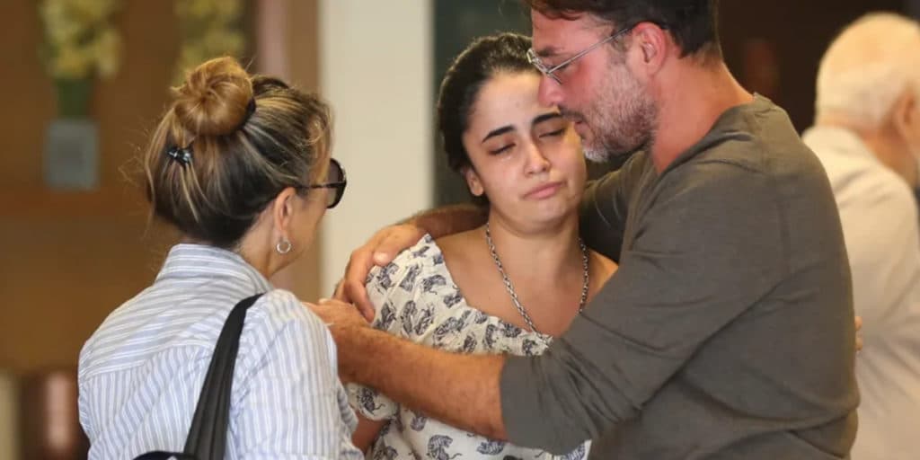 Desolada, viúva de Erasmo Carlos vai aos prantos em último adeus do amado e é amparada pela família