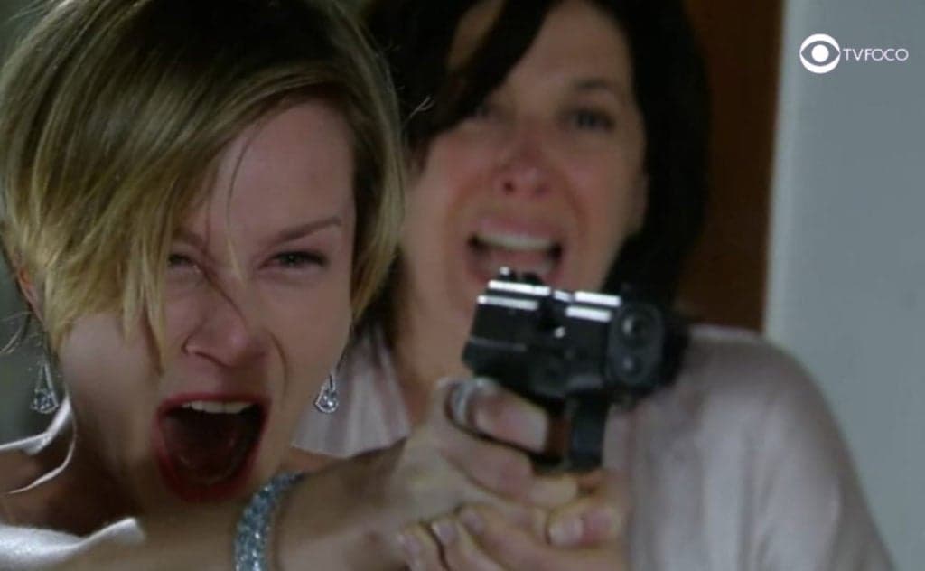 A Favorita - Lara decide colocar fim nas maldades de Flora, aponta arma e atira na própria mãe: "Vaquinha resolveu agir"