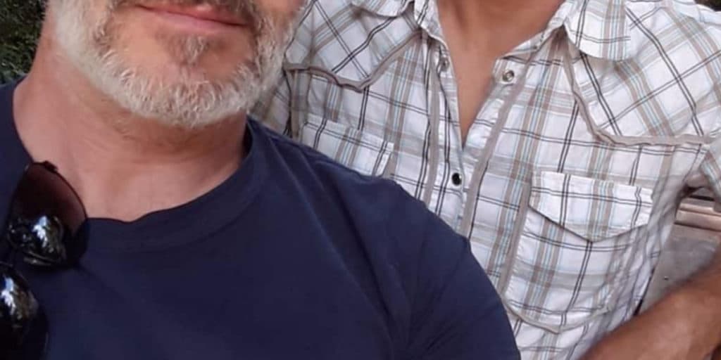 Galã mais lindo da Globo, chega aos 50, expõe marido gato ao Brasil e faz declaração