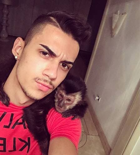 Latino adota rapaz aos 21 anos e beleza é surpreendente - Foto Reprodução Latino adota rapaz aos 21 anos e beleza é surpreendente - Foto Reprodução