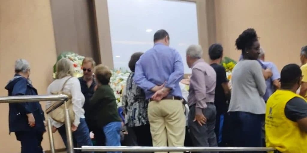 Luiz Bacci mostra corpo de Guilherme de Pádua sendo levado para dentro de cemitério: “Não vai deixar saudade”