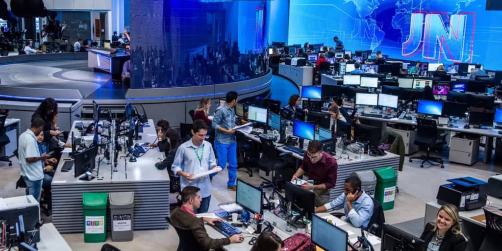 Globo transforma estúdio do Jornal Nacional para a Copa e vídeo vazado entrega tudo