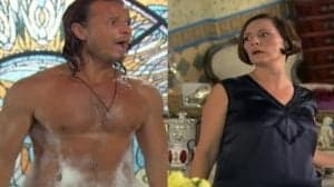 Chocolate com Pimenta - Jezebel (Elizabeth Savala) dá flagra em Timóteo (Marcello Novaes) peladão na sua casa e toma atitude chocante (Foto: Reprodução / Globo / Montagem TV Foco) Chocolate com Pimenta - Jezebel (Elizabeth Savala) dá flagra em Timóteo (Marcello Novaes) peladão na sua casa e toma atitude chocante (Foto: Reprodução / Globo / Montagem TV Foco)