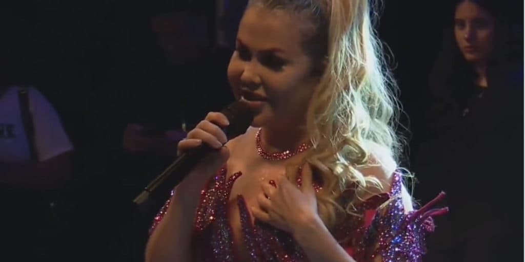 Joelma interrompe show com desabafo e revela ter sofrido derrame e parada cardíaca: "Ninguém sabe"