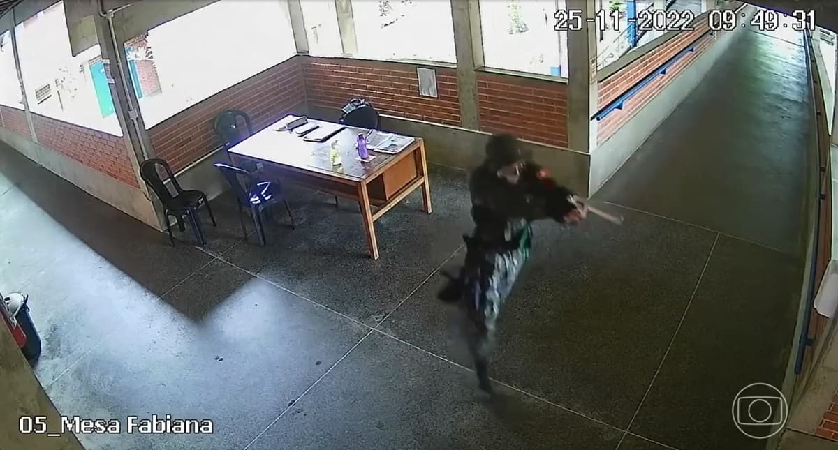 O Jornal Nacional expôs momento em que atirador invadiu uma das escolas do Espírito Santo (Foto: Reprodução / TV Globo) O Jornal Nacional expôs momento em que atirador invadiu uma das escolas do Espírito Santo (Foto: Reprodução / TV Globo)