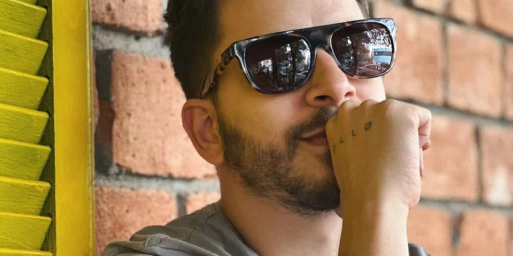 Acredite se quiser, Júnior Lima, irmão de Sandy, é casado com esta beleza há anos