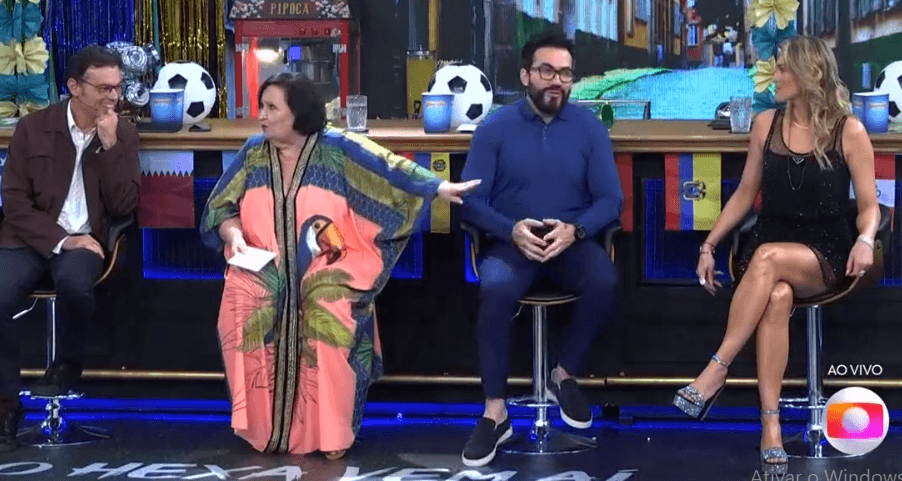 Padre Fábio de Melo causou no Domingão, Luciano Huck não se aguentou e até Dona Déa Lúcia se meteu (Foto: Reprodução)
