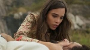 Labibe (Theresa Fonseca) se desespera com tiro em Maruan (Pedro Lamin) em Mar do Sertão (Foto: Reprodução / Globo) Labibe (Theresa Fonseca) se desespera com tiro em Maruan (Pedro Lamin) em Mar do Sertão (Foto: Reprodução / Globo)