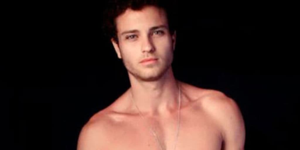 Ex-BBB Lucas Bissoli tem foto só de sunguinha vermelha e com volume enorme divulgada e choca o Brasil
