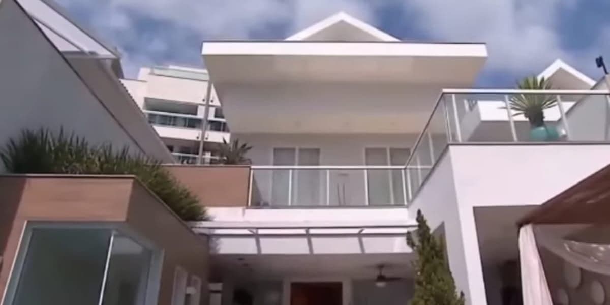 Faixada da mansão de 2 andarem do Ferrugem chama muita atenção com sua beleza (Reprodução: Youtube)