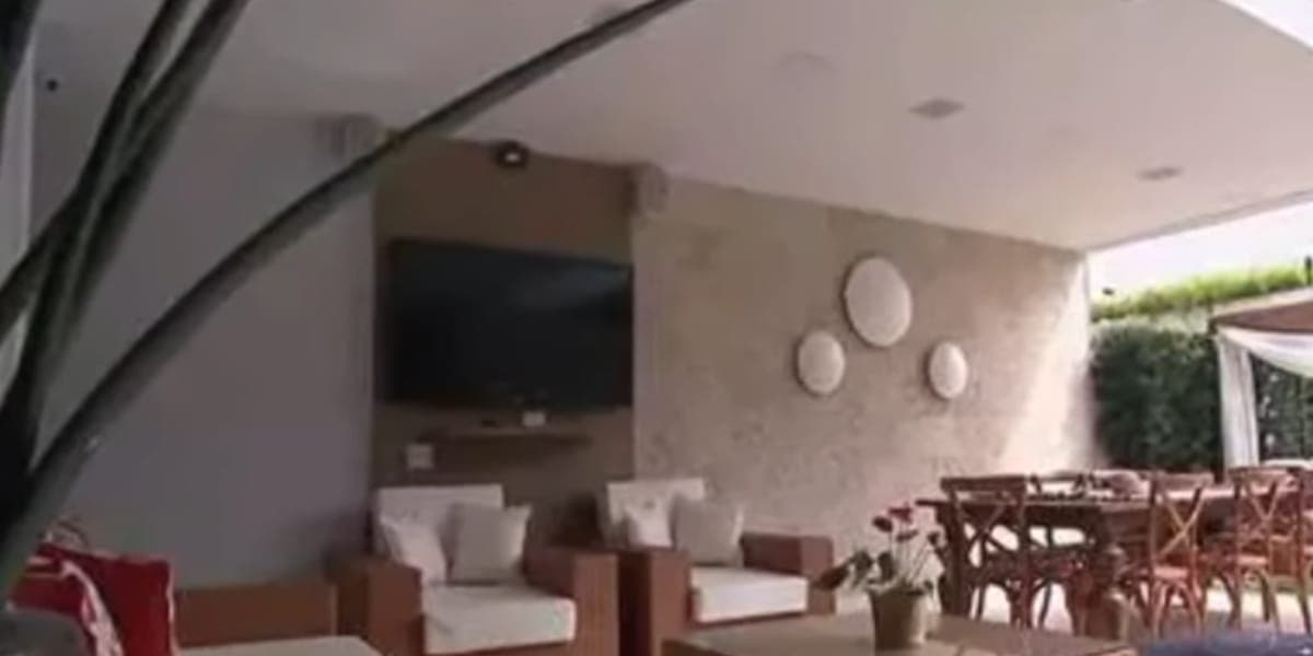 Enorme área de lazer, com poltronas confortáveis para convidar amigos e conversarem (Reprodução: Youtube)